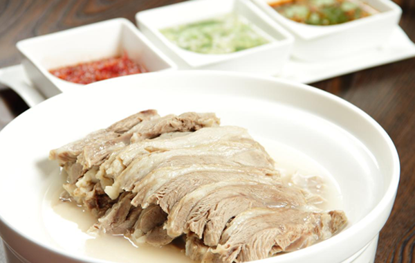 内蒙古美食：手扒肉                            手扒肉是红食中的一种。“手扒肉”就是手抓羊肉，是中国少数民族千百年来的传统食品。