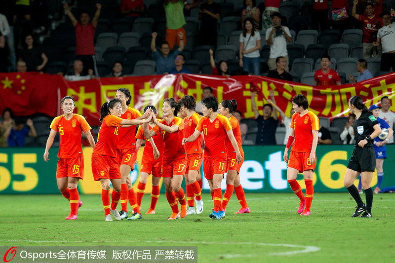中國女足隊員慶祝進球