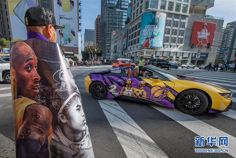 球迷駕駛科比與女兒的彩圖噴繪豪車前往洛杉磯斯台普斯中心參加追思會。新華社/法新