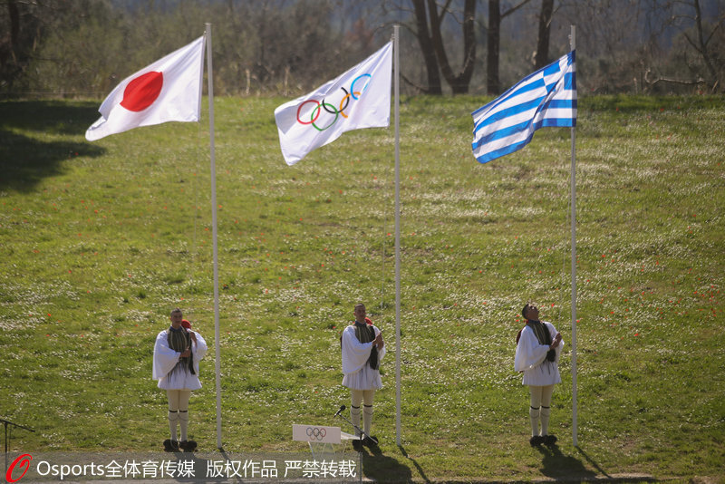 現場升起奧林匹克會旗、希臘國旗和日本國旗