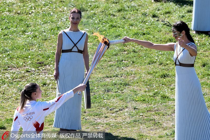 珊提·格奧爾吉烏與火炬手安娜·科拉卡基傳遞奧運聖火瞬間