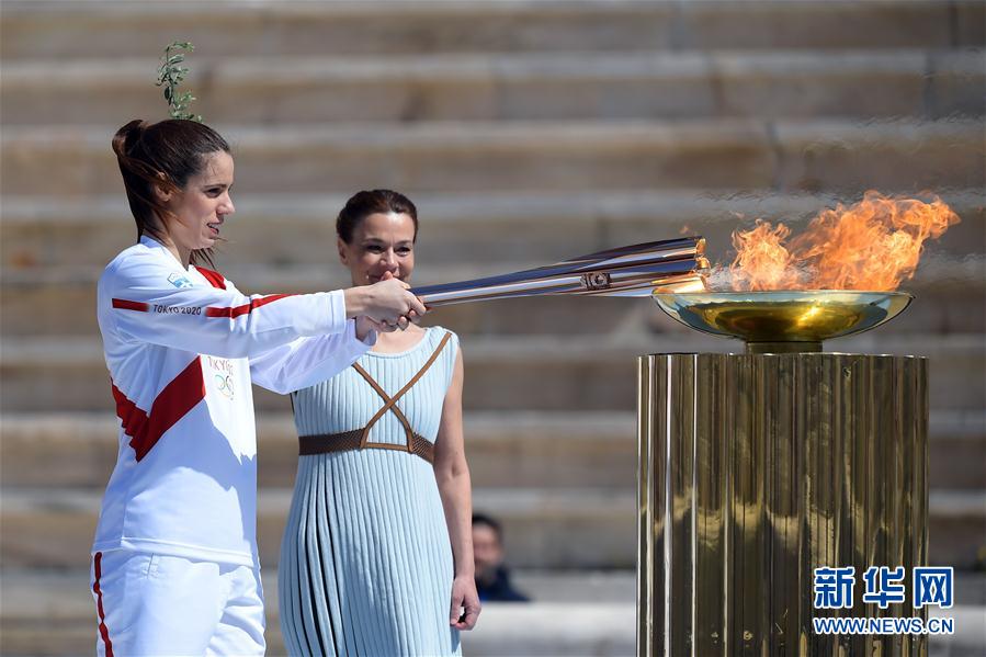 最后一名火炬手裡約奧運會女子撐杆跳高冠軍、希臘運動員卡特琳娜·斯特凡尼季點燃聖火盆。 新華社/法新