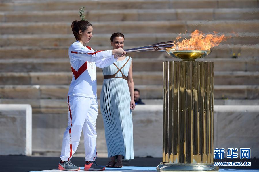 最后一名火炬手裡約奧運會女子撐杆跳高冠軍、希臘運動員卡特琳娜·斯特凡尼季點燃聖火盆，完成希臘境內火炬傳遞。  新華社發（阿裡斯·麥西尼攝）