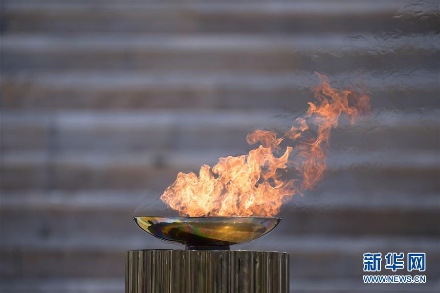 東京奧運聖火在聖火盆中燃燒。新華社發（阿裡斯·麥西尼攝）