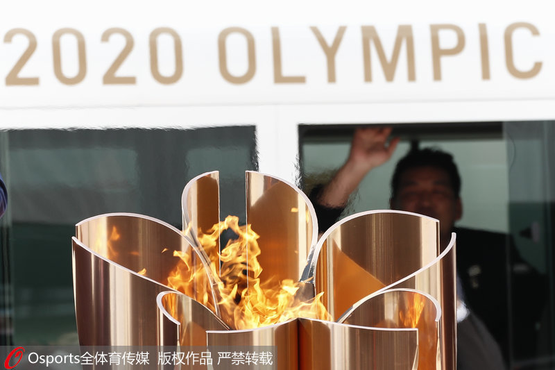 在現場臨時搭建的主火炬台映襯下，“2020 OLMPIC”字樣格外醒目