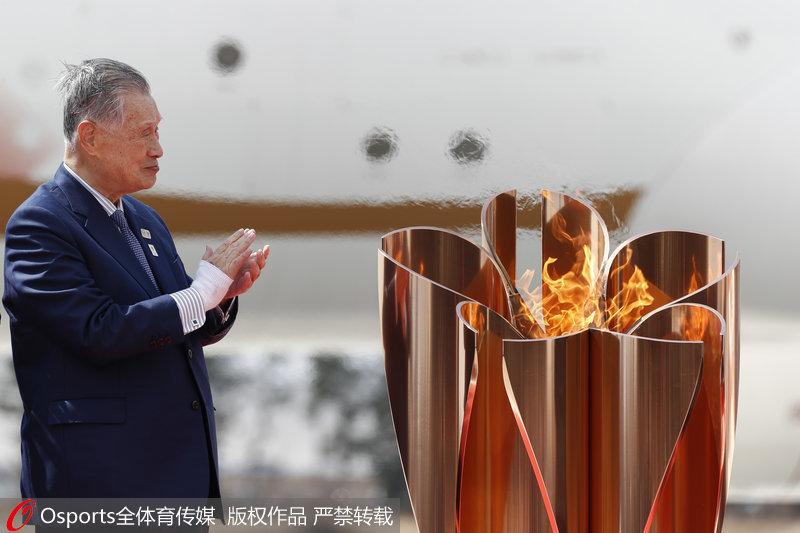 東京奧組委主席森喜朗若有所思地凝視火炬台中熊熊燃燒的奧運聖火