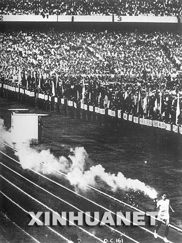 1956年墨爾本奧運會，這是第一次在南半球舉行的奧運會火炬接力。（圖片來源：新華社）