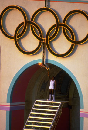 1984年洛杉磯奧運會聖火點燃（圖片來源：新華社記者李士興攝）