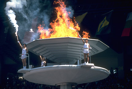 1988年漢城奧運會，這是奧運會上首次三人共同將聖火點燃。（圖片來源：新華社記者官天一攝）