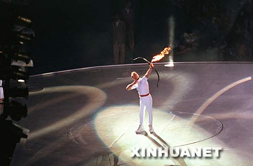 1992年巴塞羅那奧運會，西班牙神箭手安·雷波略射箭點燃火炬。（新華社記者官天一攝）