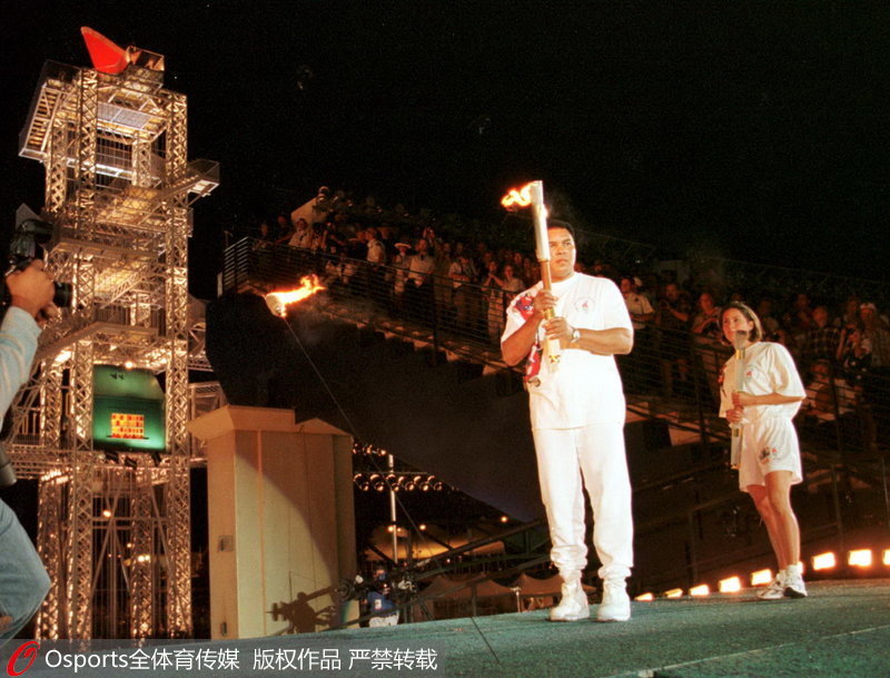 1996年亞特蘭大奧運會，前世界重量級拳王阿裡點燃聖火。