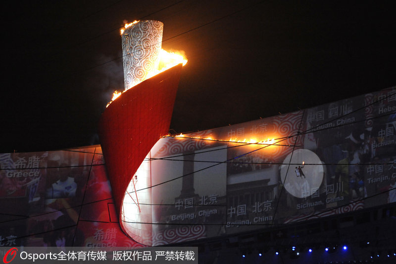 2008年北京奧運會，李寧“飛天”點燃主火炬。