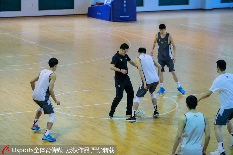 李春江在訓練間隙與隊員們踢足球