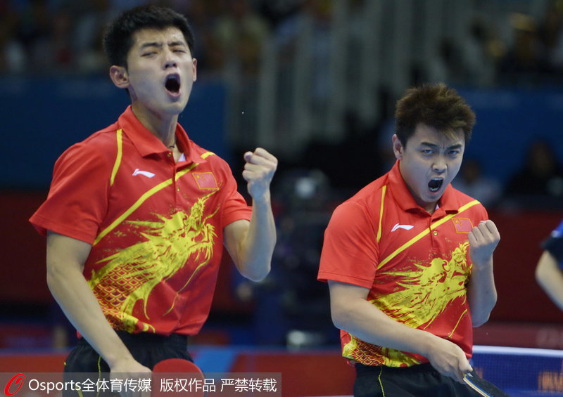 2012年8月8日，乒乓球男團決賽，中國3：0韓國。張繼科與王浩揮臂慶祝。
