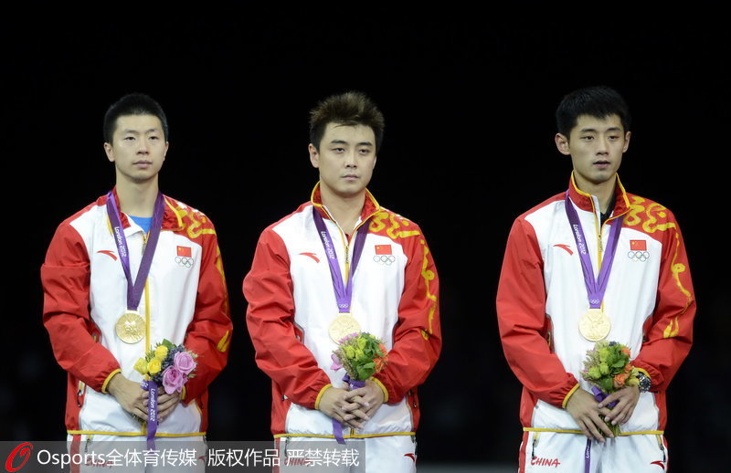 2012年8月8日，乒乓球男團決賽，中國3：0韓國。賽后馬龍、王浩、張繼科合影留念。