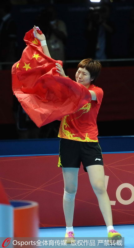 2012年8月1日，乒乓球女單決賽，丁寧1：4李曉霞。李曉霞揮舞國旗慶祝奪冠。