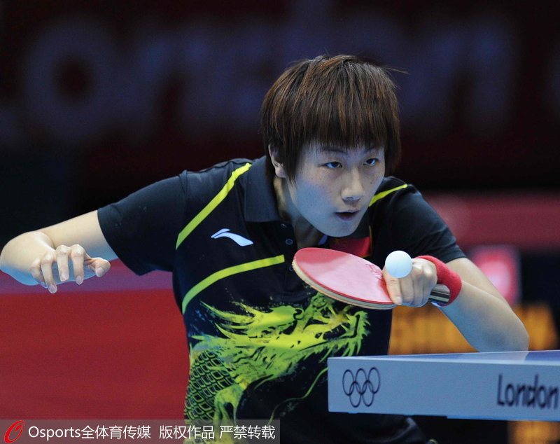 2012年8月7日，乒乓球女團決賽，中國3：0日本。丁寧在比賽中全神貫注。