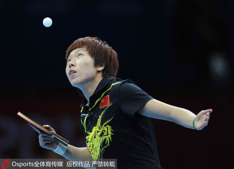 2012年8月7日，乒乓球女團決賽，中國3：0日本。李曉霞發球。