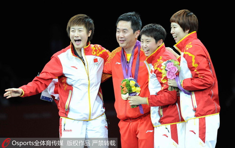 2012年8月7日，乒乓球女團決賽，中國3：0日本。丁寧、主教練施之皓、郭躍、李曉霞在頒獎儀式上留影。