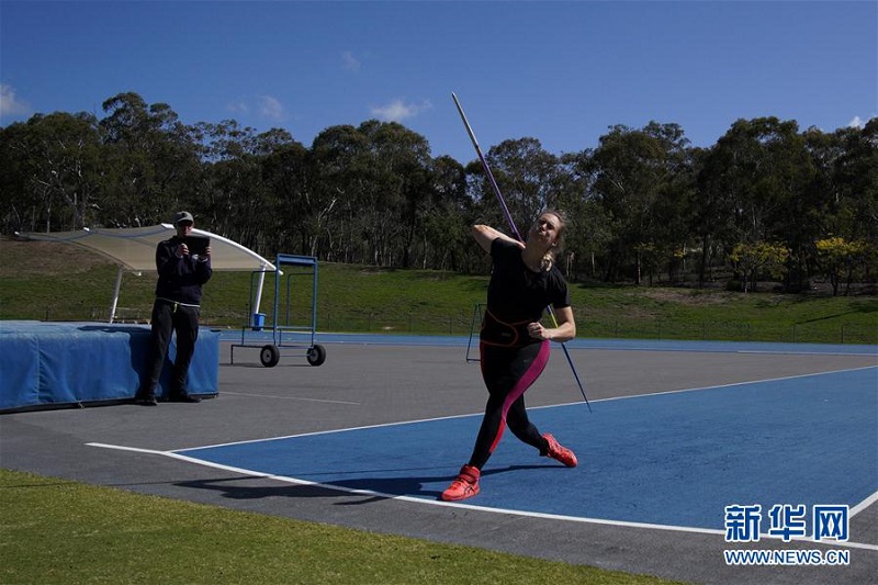 4月21日，巴貝爾（右）在位於澳大利亞堪培拉的澳大利亞體育學院內練習投擲標槍。