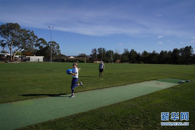 4月22日，巴貝爾（左）在位於澳大利亞堪培拉的家附近一處公園內訓練。 