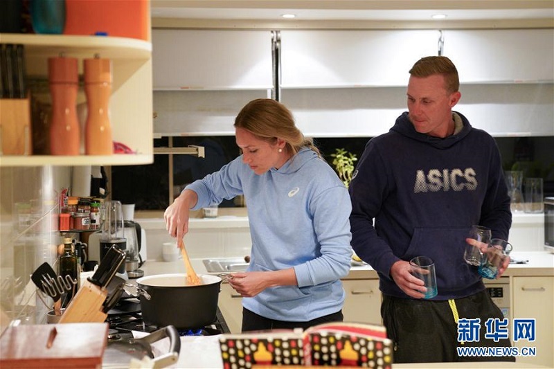 4月21日，巴貝爾（左）與丈夫兼教練邁克在位於澳大利亞堪培拉的家中准備晚餐。