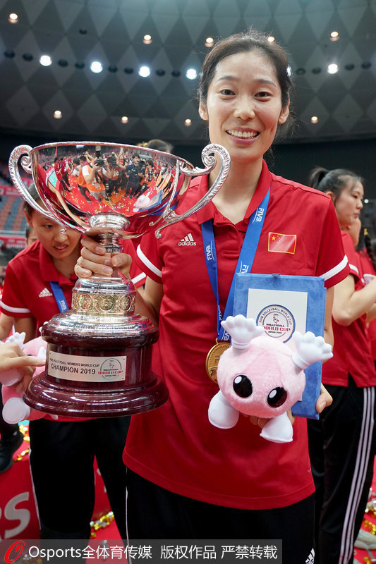 2019年9月29日，2019年女排世界杯大阪站頒獎儀式，中國女排奪金。朱婷手捧冠軍獎杯