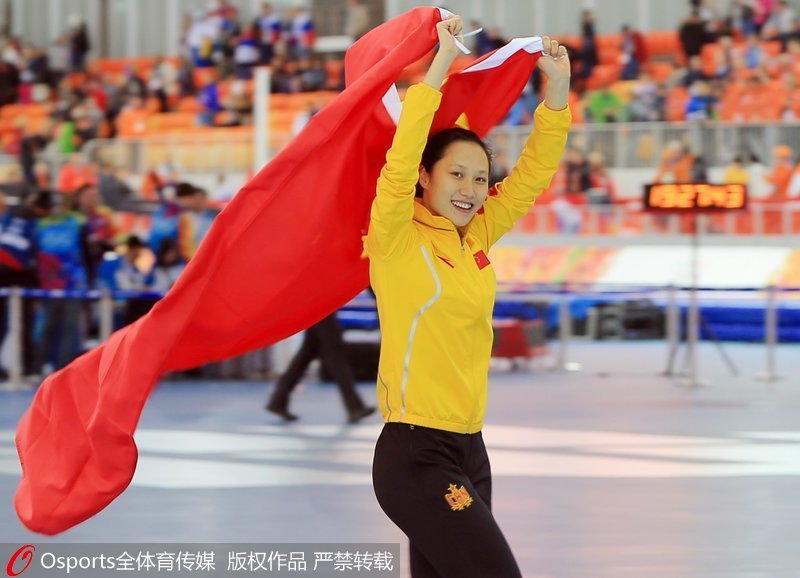 2014年2月13日，索契冬奧會速度滑冰女子1000米決賽中，中國選手張虹以1分14秒02摘得金牌，賽后她揮舞國旗繞場一周。 