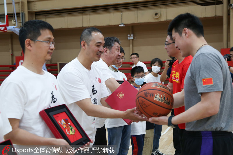 國青隊教練員向醫護人員贈送簽名籃球