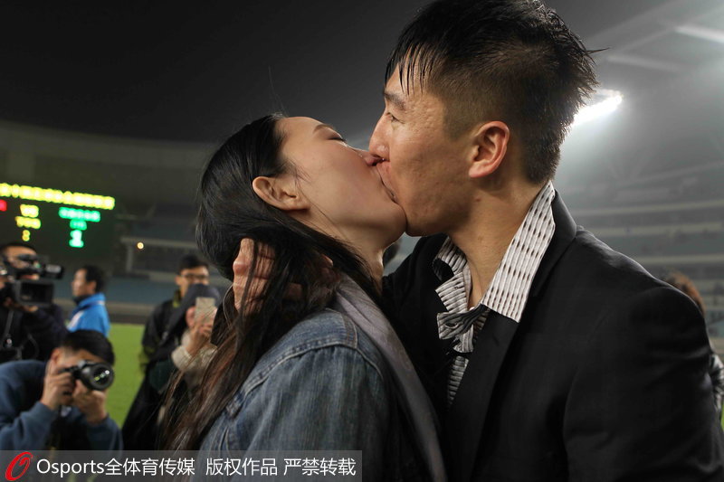 2015年4月，中超联赛第4轮，江苏舜天队员任航赛后向女友求婚成功，现场亲吻女友。