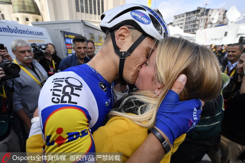 2017年7月，在环法自行车赛第二赛段结束后，德国快步车队队员马赛尔热吻庆祝胜利。