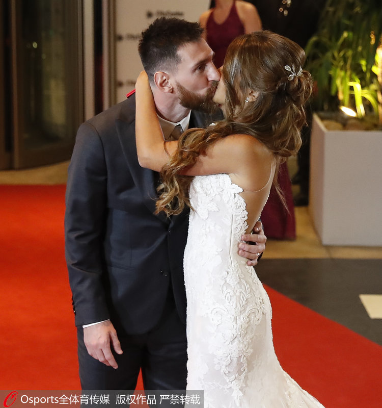 2017年7月，梅西在阿根廷的婚礼现场与妻子热吻。