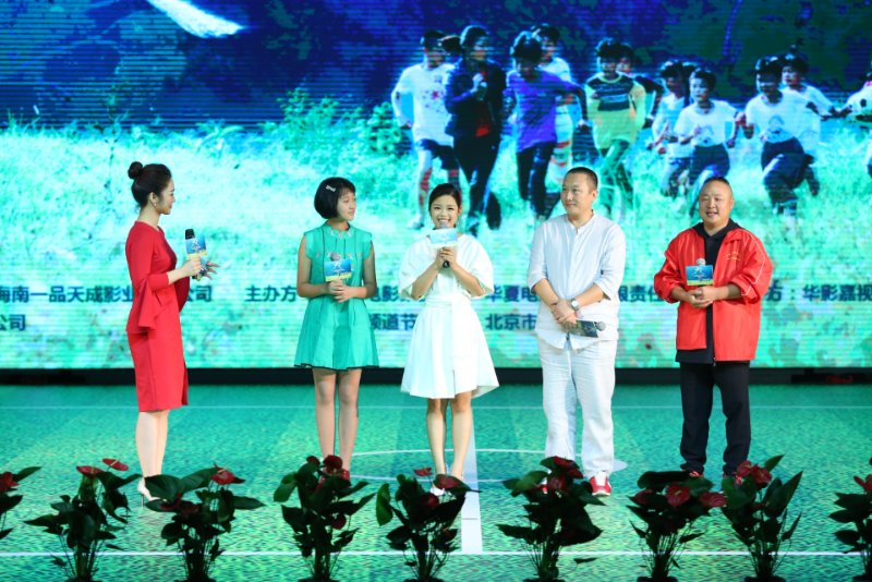 《旋風女隊》導演鐘海（右2）、主演王莎莎（右3）、吳軍（右1）和楊心儀（左2）在影片首映禮上介紹創作心得