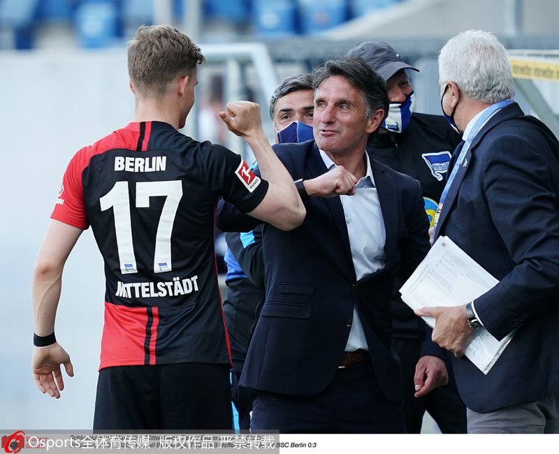 5月16日，德甲聯賽第26輪，霍芬海姆0-3柏林赫塔。柏林赫塔主教練與自己的球員用“碰肘禮”進行交流。