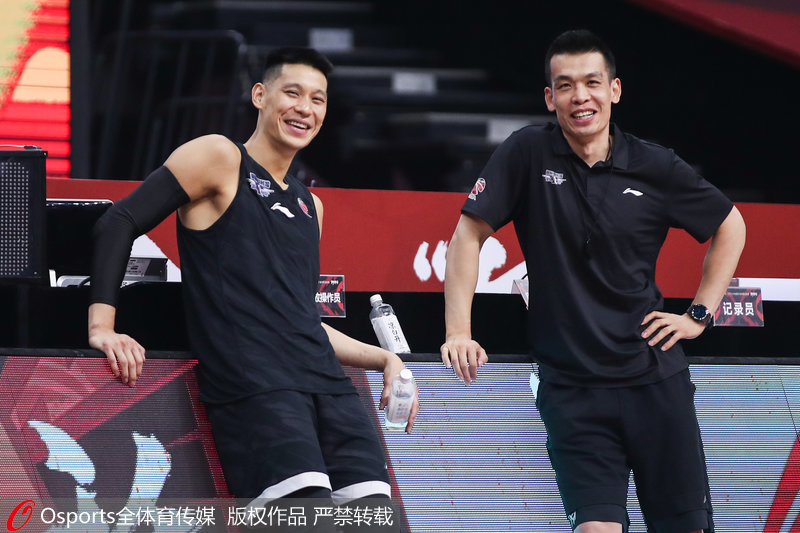 北京男籃林書豪和教練員談笑風生
