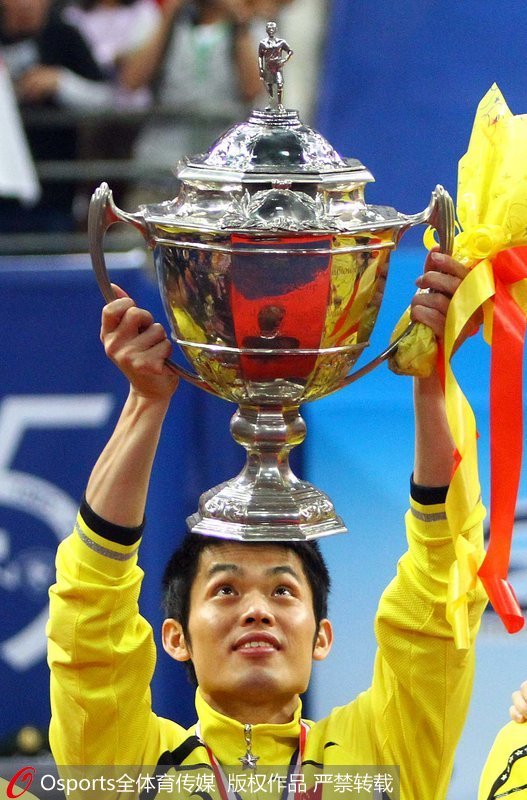 2010年，林丹捧起湯姆斯杯冠軍獎杯
