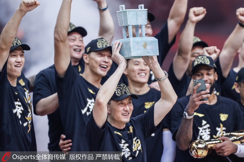 廣東男籃主教練杜鋒舉起總冠軍獎杯
