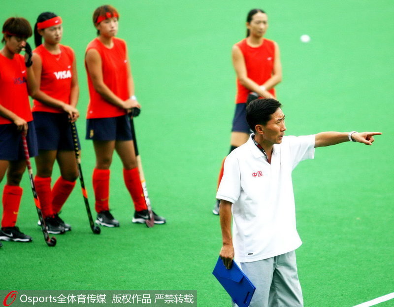 金昶伯與中國女子曲棍球隊。一名韓國教練帶領中國女曲姑娘收獲北京奧運會銀牌，這是中國曲棍球奧運歷史上的第一枚獎牌。