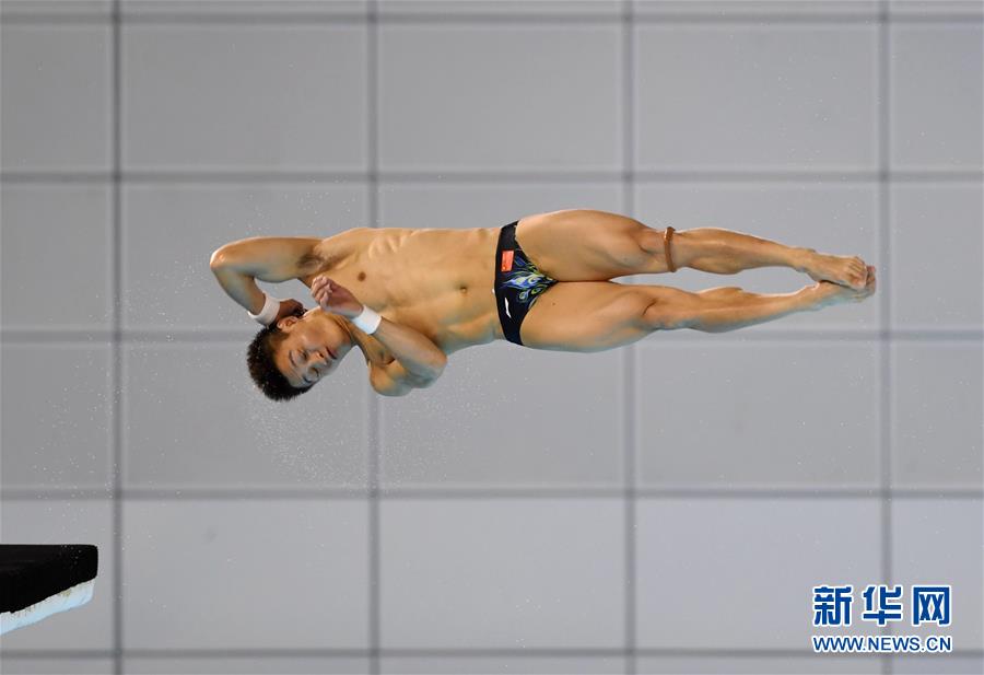 10月6日，四川洲克隊選手楊健在男子十米跳台半決賽中，最終他以580.05分排名第一的成績晉級決賽。新華社記者 王曉 攝