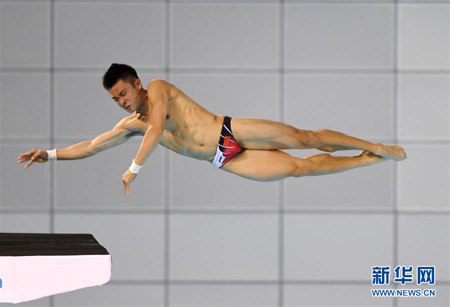 10月6日，北京水立方隊選手曹緣在男子十米跳台半決賽中，最終他以548.60分排名第二的成績晉級決賽。新華社記者 王曉 攝
