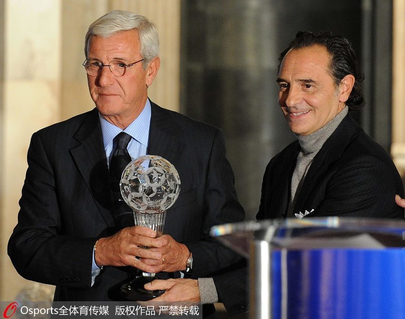 2011年12月6日，2011年首届“意大利足球名人堂”颁奖典礼在意大利佛罗伦萨举行。里皮捧起奖杯。