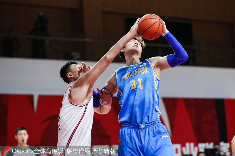 蘇偉與王哲林爭籃板球