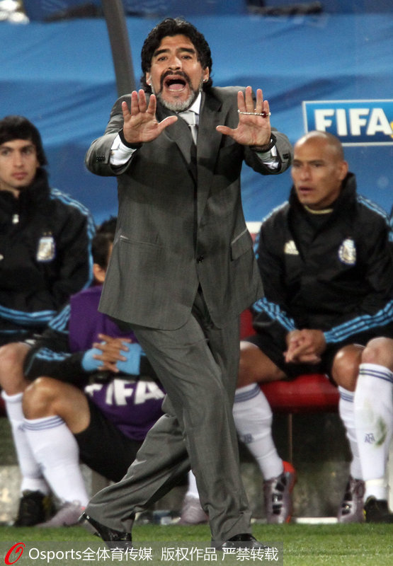 2010年6月12日，南非世界杯阿根廷對陣尼日利亞的比賽，馬拉多納作為阿根廷隊主教練在場邊指揮