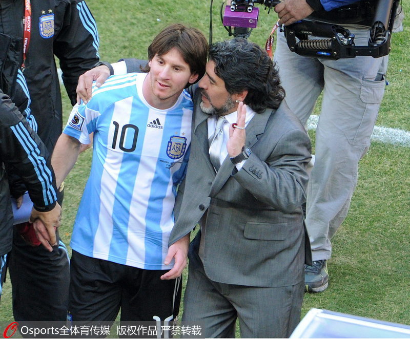 2010年南非世界杯期間，阿根廷主教練馬拉多納向球隊核心梅西面授機宜