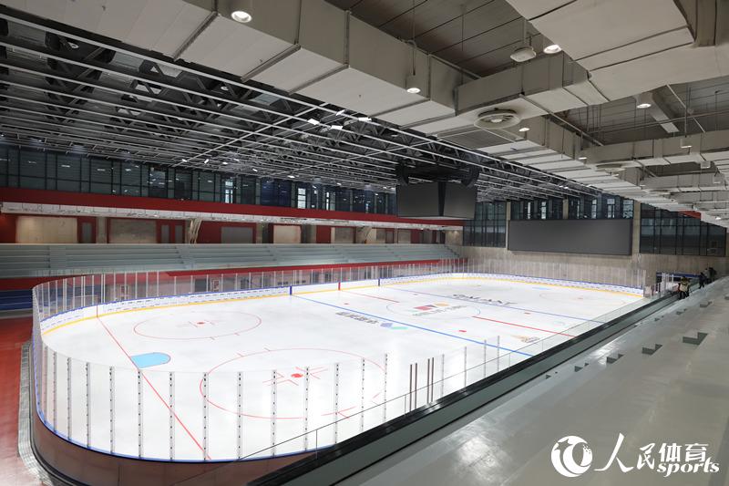 五棵鬆冰上運動中心內部冰場全景。人民網 馬翼攝