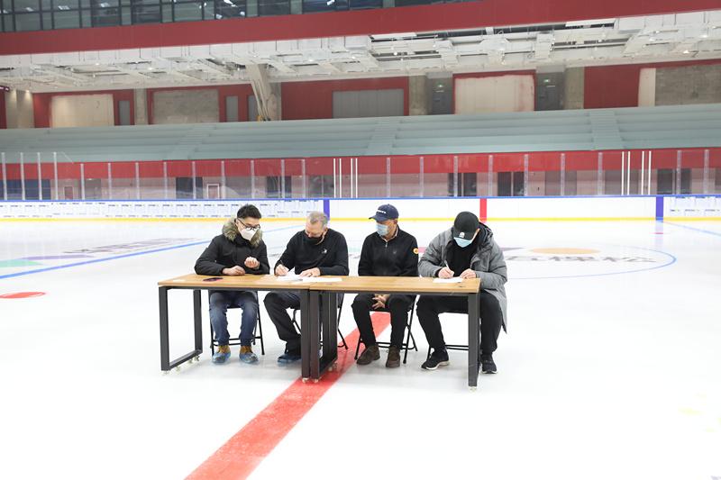 北京冬奥组委组织的专家签署验收文件。人民网 马翼摄