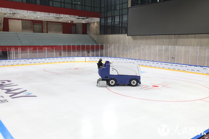 主制冰师多恩・莫法特驾驶浇冰车进行验收。人民网 马翼摄