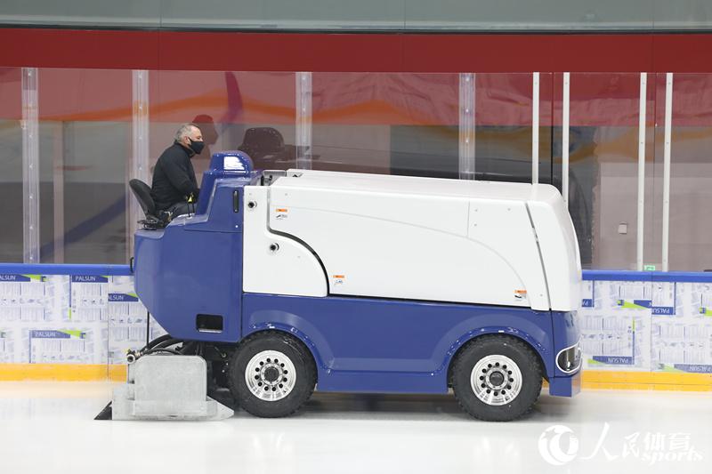 主制冰师多恩・莫法特驾驶浇冰车进行验收。人民网 马翼摄