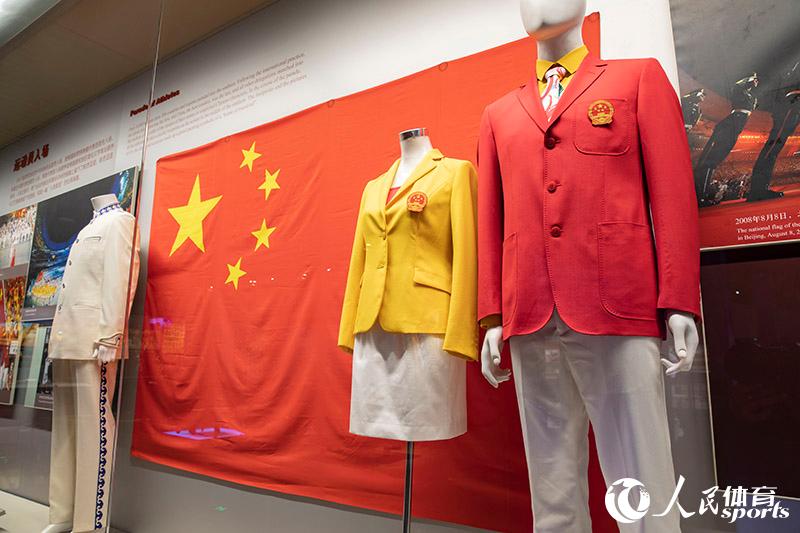 中國代表團北京奧運會開幕式入場服裝。人民網記者 張志強攝