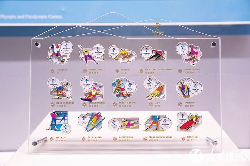 北京2022年冬奧會特許紀念商品：炫動冬奧系列徽章。人民網記者 張志強攝